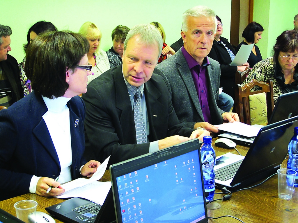Viens no svarīgākajiem pašvaldības deputātu pienākumiem ir sēžu un komiteju apmeklēšana. Jaunpienācējs Valdis Rogainis to ielāgo, taču viņa krēsls blakus bija tukšs.                                                                                                                                                                                                                           
Autors:   INGA KARPOVA