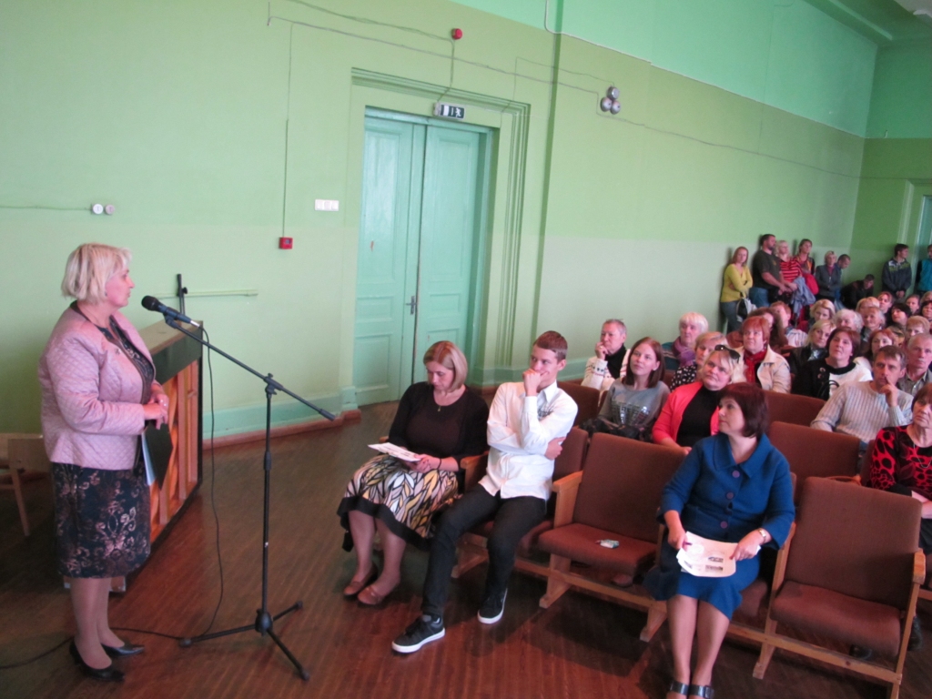 Valkas ģimnāzijas direktore Lilita Kreicberga iepazīstina vecākus ar jaunumiem mācību darbā.   
Autors:  AIVARS ZILBERS