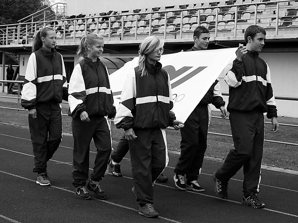 Olimpiskās dienas karogu stadionā ienes Valkas novada skolu izcilākie jaunie sportisti.                        
Autors:  ALDIS DUBĻĀNS