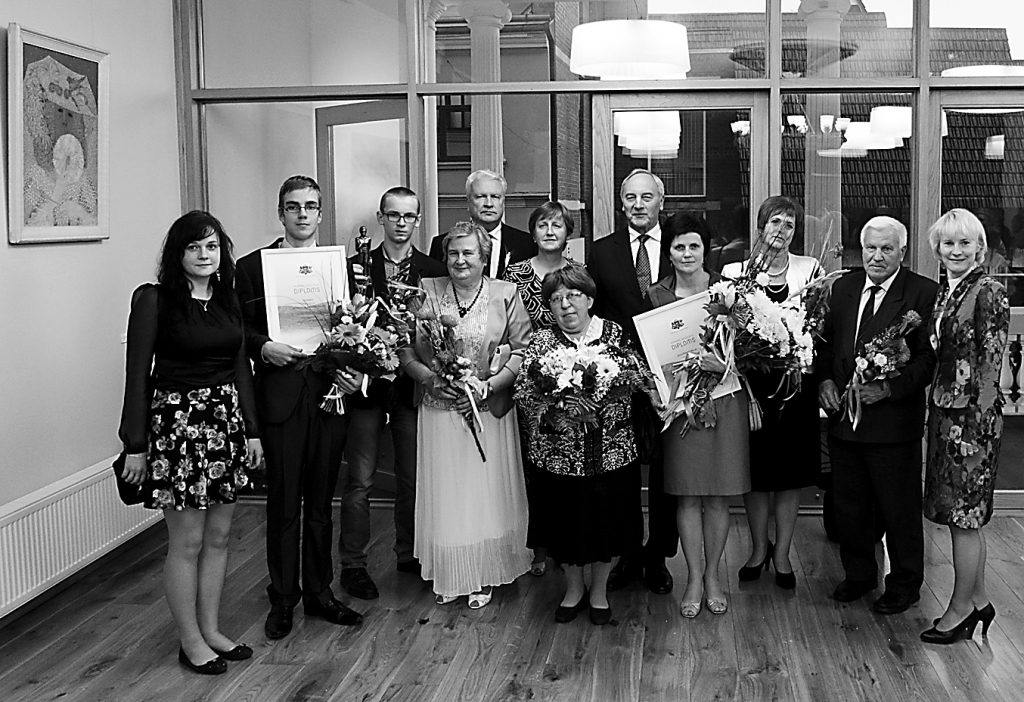 Nominācijas “Rītdienas sējējs” kopā ar Valsts prezidentu Andri Bērziņu un zemkopības ministru Jāni Dūklavu laureātu grupā arī Vijciema mazpulcēni.                                                                                                                 
Autors:  NO MAZPULKA ARHĪVA