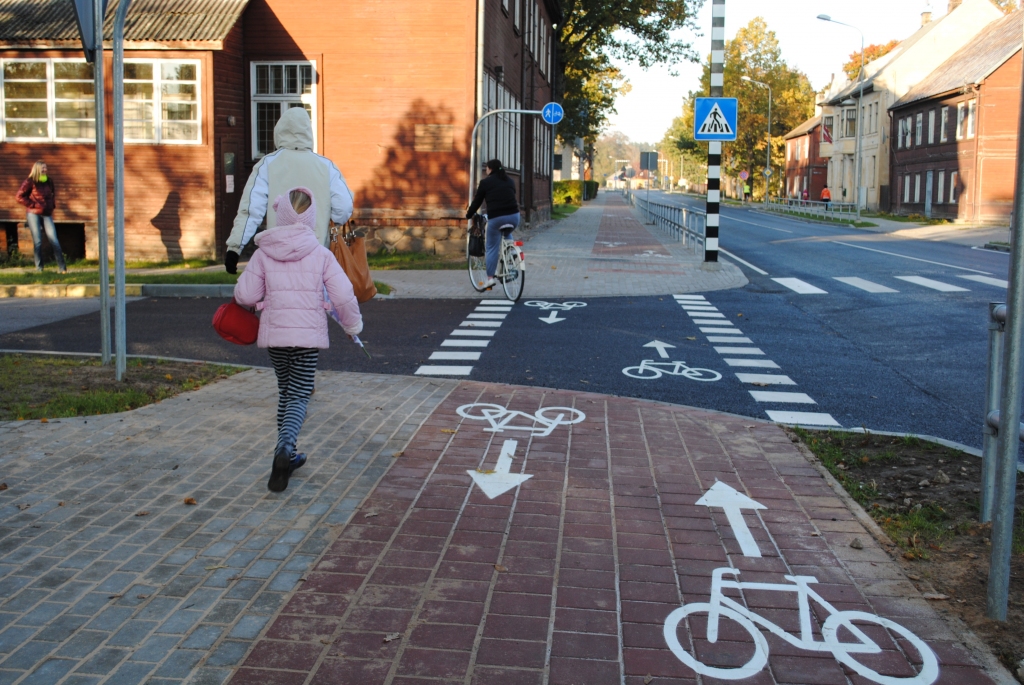 No tranzītielas rekonstrukcijas ieguvēji ir arī gājēji un velosipēdisti. Vieniem ir jaunas, bruģētas ietves, otriem - veloceliņš.