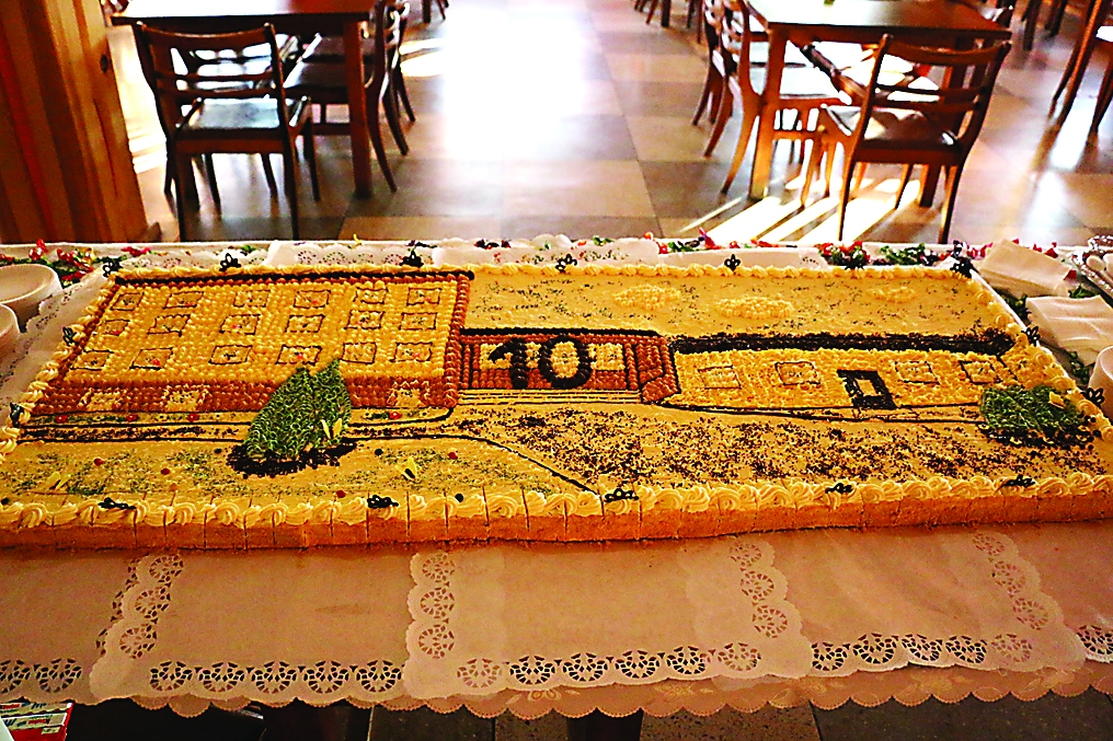 Ne tikai skaista, bet arī garšīga ir divdesmit kilogramus smagā jubilejas torte.