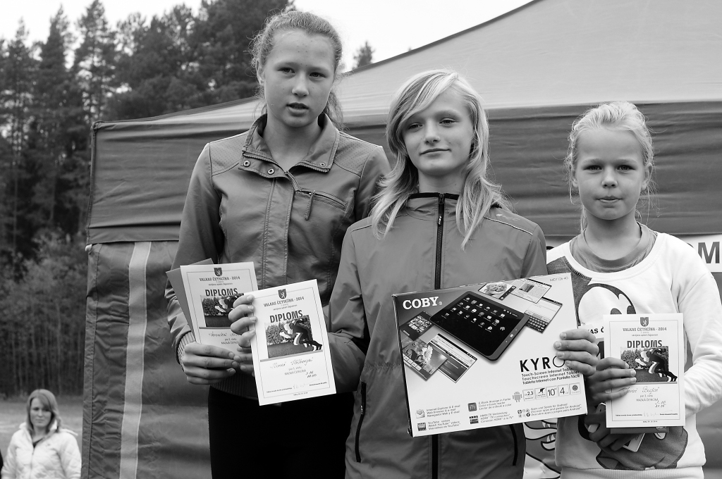 S-16 grupā uz goda pjedestāla kāpa Veronika Lisovska (no kreisās), uzvarētāja Ilona Milberga un Ieva Buža.                                         
Autors: ALDIS DUBĻĀNS