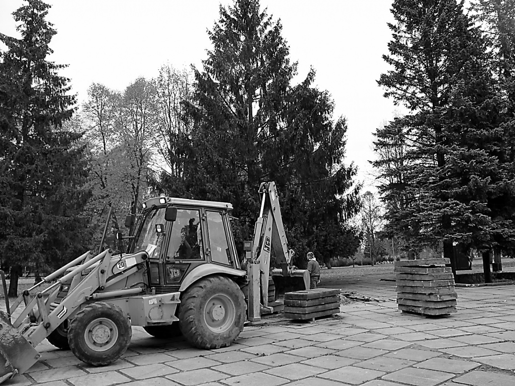 Šonedēļ Lugažu laukumā Valkā redzama tehnika un vīru rosīšanās – te tiek sagatavots laukums Kārļa Ulmaņa pieminekļa uzstādīšanai.                                                                                                                                     
Autors:  INGA KARPOVA