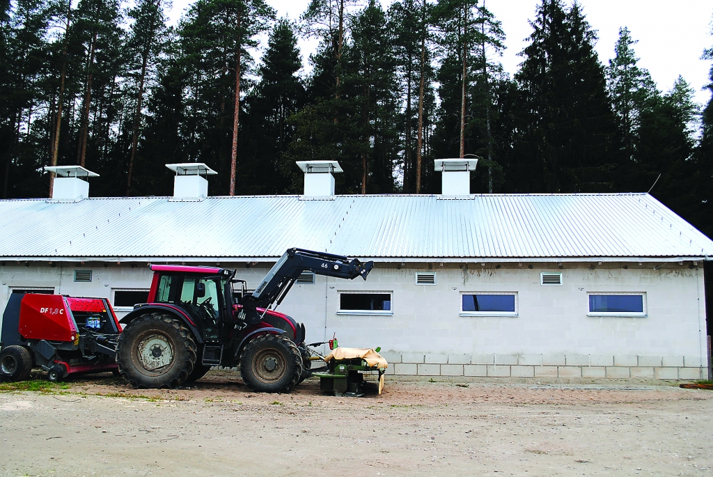 Palsmanes pagasta zemnieku saimniecībā “Briedīši” pirms diviem gadiem tika uzcelta govju piesietās turēšanas ferma. Saimniece Sintija Kārkliņa cer, ka kredītu bankai izdosies nomaksāt arī pie pašreizējās piena iepirkuma cenas, kaut uz trīs bērnu lielās ģimenes rocības rēķina.                                                                                                                                                         
Autors:  SANDRA PĒTERSONE