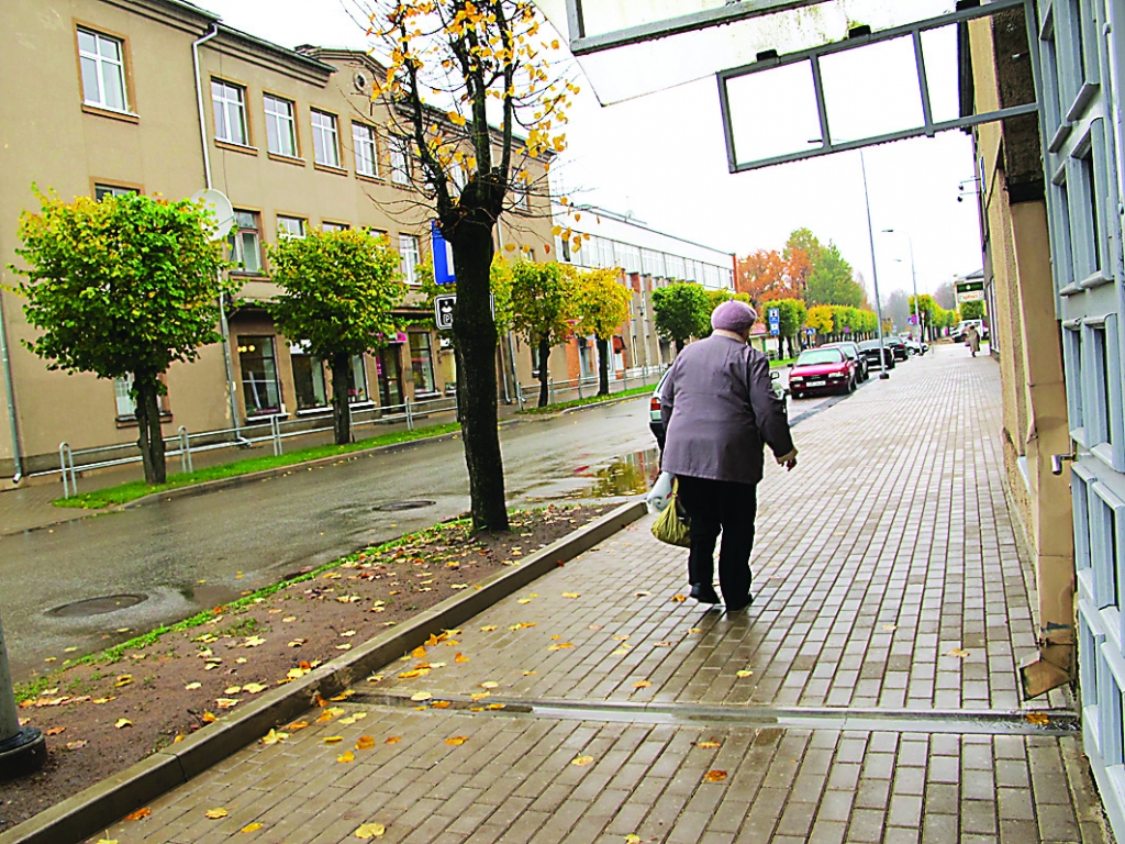 Tie, kuri pašlaik rekonstruē ietvi Rīgas ielā, laikam domā, ka valcēnieši ir pamuļķi un neieraudzīs acīmredzamu brāķi darbā.                                                                                                                                                            
Autors:  INGA KARPOVA