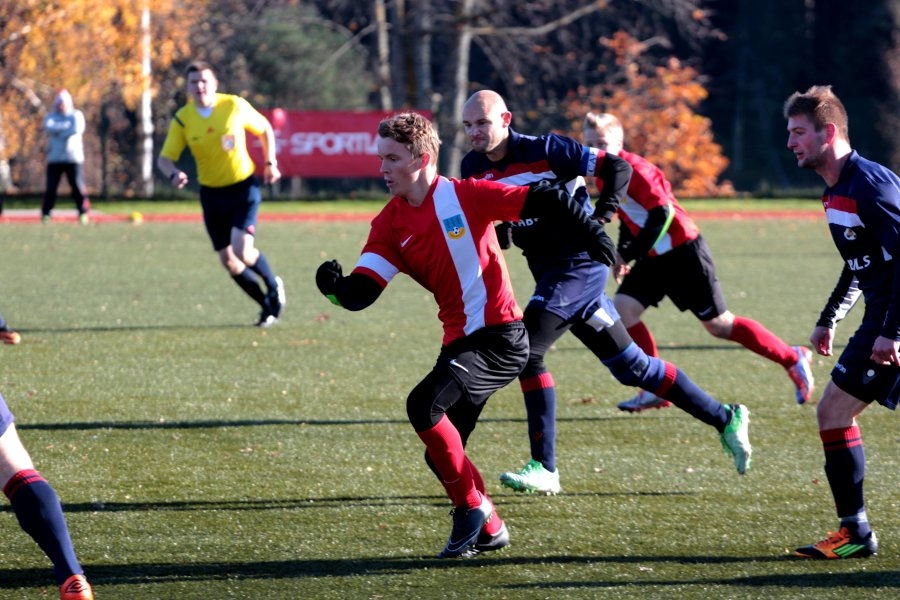 Pēc ilgstoša uzbrukuma, bumba nonāca pie jaunā pussarga Eduarda Stīpnieka, kurš ar precīzu sitienu panāca 4:1.
Autors: Gatis Samučonoks