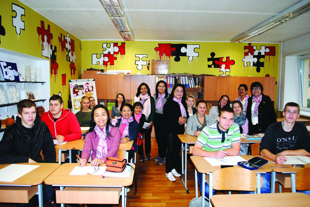 Viesojoties Smiltenes skolās, Taizemes skolotājām liels pārsteigums bija klašu radošais vizuālais noformējums, jo Taizemē tāda neesot. Smiltenes ģimnāzijā ciemiņi apskatīja arī vizuālās  mākslas kabinetu, kur tobrīd mācījās 11.b klase.                                                                                      
Autors:  SANDRA PĒTERSONE