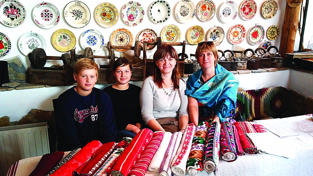 Palsmanes pamatskolu “Comenius” projekta dalībvalstu sanāksmē pārstāvēja skolotājas Tigna Podniece (no labās) un Inguna Kudlāne, un skolēni Justīne Sīkā un Toms Ābele.                                                        
Autors:  NO SKOLAS ARHĪVA