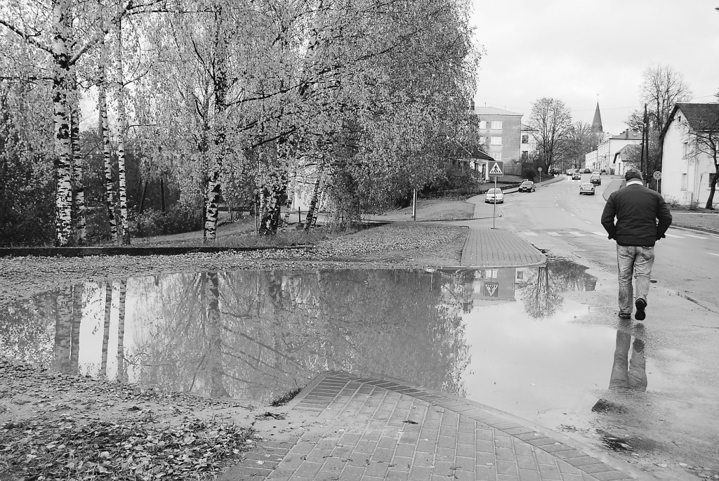 Lielā peļķe Smiltenē, Daugavas ielā, rada neērtības gājējiem, kuriem jāmet tai līkums un jāsoļo pa ielas braucamo daļu.         
Autors:  SANDRA PĒTERSONE