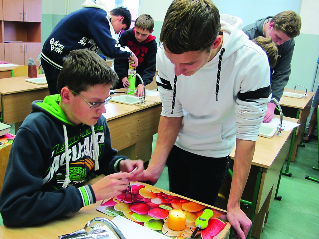 Pēc Jāzepa Logina skaidrojumiem skolēni ar aizrautību sāka eksperimentēt paši.                                                                                                    
Autors:  AIVARS ZILBERS 