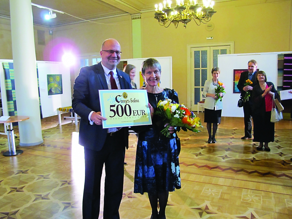 Pirmo Jāņa Cimzes balvu Valkas novada domes priekšsēdētājs Vents Armands Krauklis Rīgas Latviešu biedrības namā pasniedza Valkas ģimnāzijas skolotājai Ingrīdai Hedemarkai.                                                                                                                                                                                                      
Autors:  AIVARS ZILBERS 