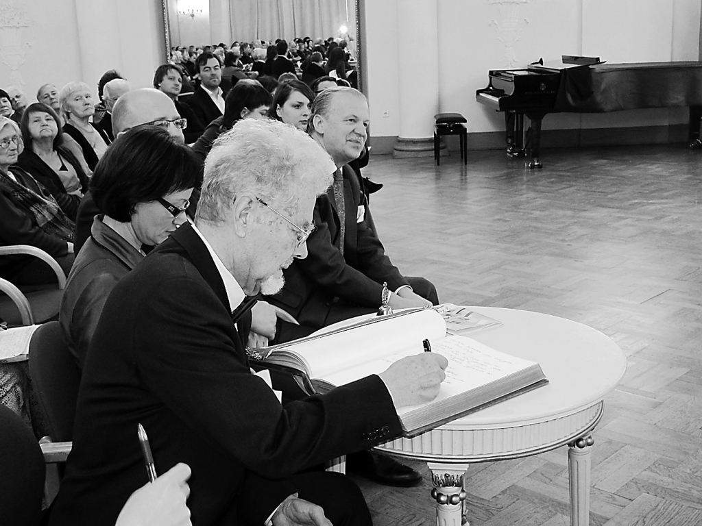 Visi lasījumu autori pēc uzstāšanās ierakstīja savu vēlējumu Latviešu biedrības goda grāmatā.