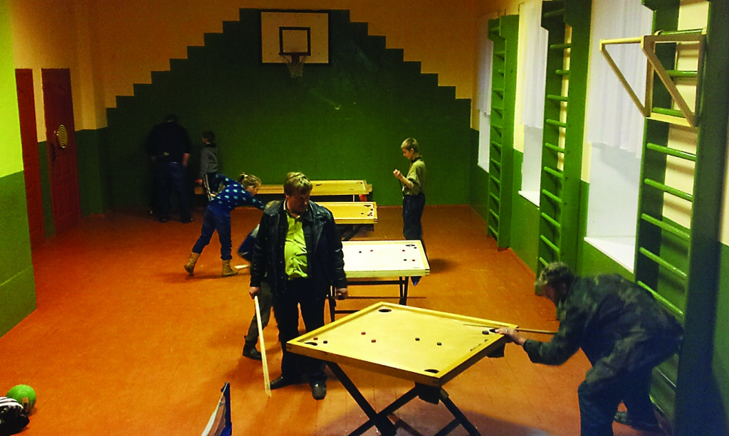 Aizvien vairāk zvārtaviešu iesaistās sabiedriskajā dzīvē. Pagājušajā nedēļā daži pieaugušie un skolēni apmeklēja novusa spēli.       
Autors:  MĀRTIŅŠ SKUDRA