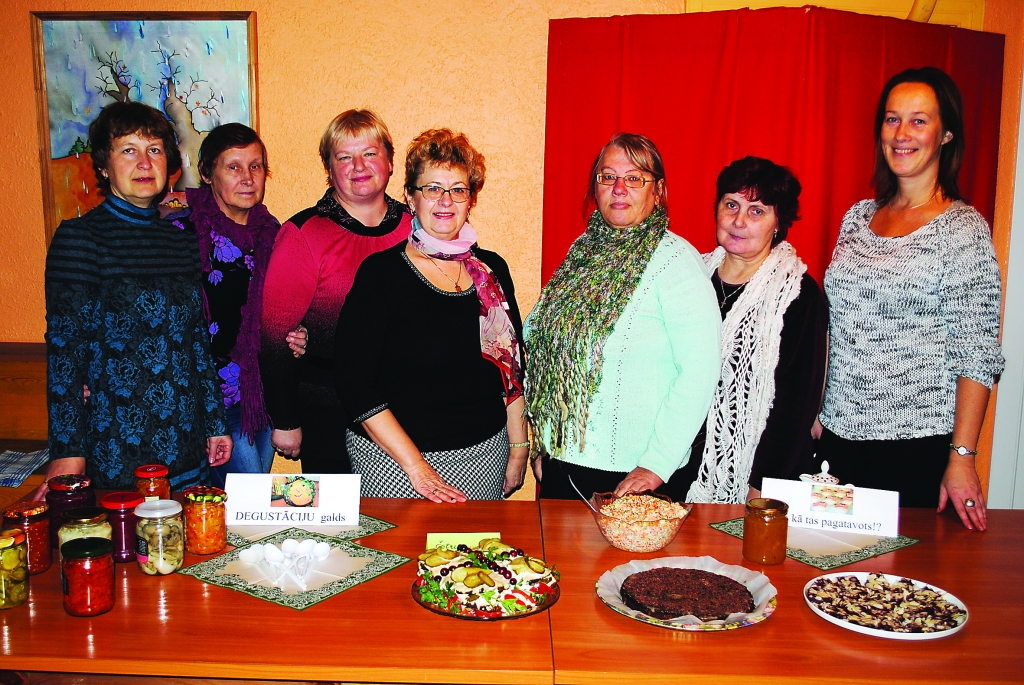 Palsmanē sarīkotajā gardēžu rītā savus ēdienus galdā cēla Vingra Bērtiņa (no kreisās), Jūsma Tamme, Ina Zālīte, Ināra Krūmiņa, Marianna Mastiņa, Rudīte Jurova un Aija Zeibote.                                                   
Autors:  SANDRA PĒTERSONE
