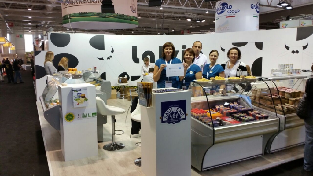 Akciju sabiedrības“Smiltenes piens” ražoto produkciju izstādē Francijā prezentēja uzņēmuma valdes priekšsēdētāja Ilze Bogdanova (no kreisās), laboratorijas vadītāja Karīna Ozoliņa, pārdošanas vadītājs Egils Mūrnieks, tirdzniecības vadītāja Linda Puķīte-Liniņa un uzņēmuma padomes priekšsēdētāja Gita Mūrniece. 
 

Autors: NO A/S “SMILTENES PIENS” ARHĪVA