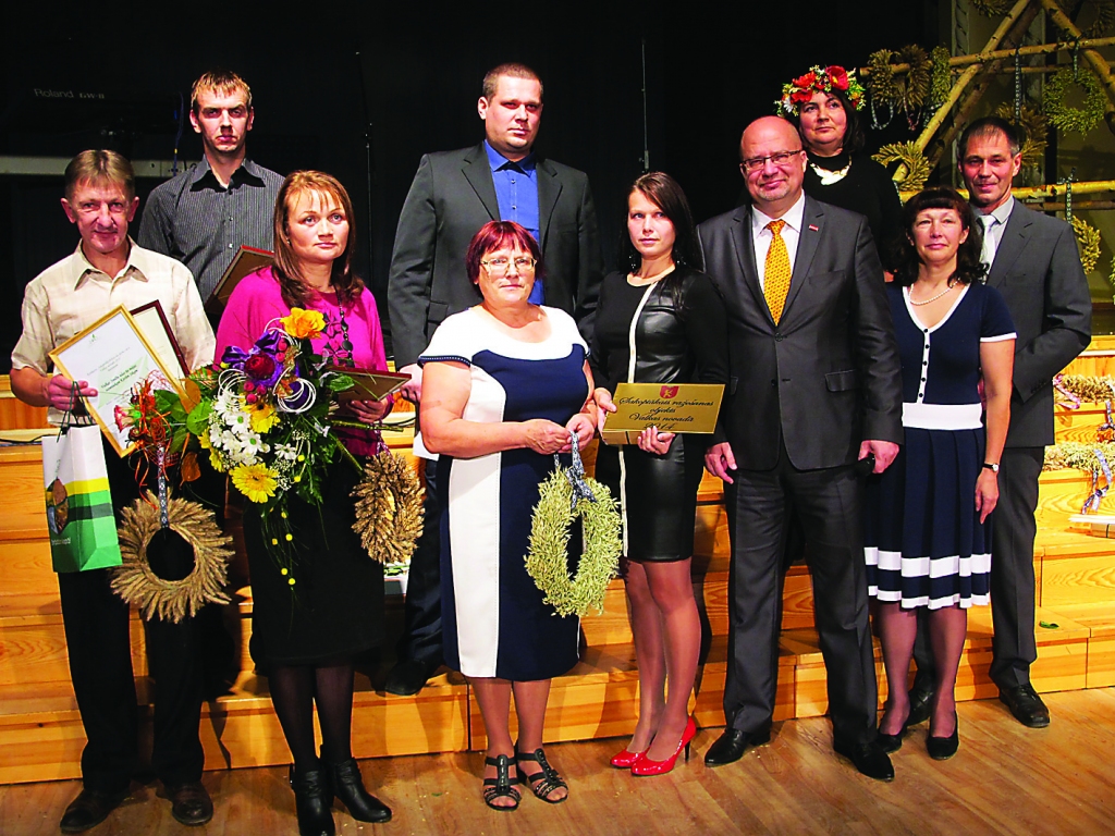 Valkas novada sakoptāko īpašumu skates laureāti – valcēnietis Aigars Sīka (pirmajā rindā no kreisās),  ērģemiete Ingrīda Voika, Daina un Inese Anžes no Valkas pagasta, kārķēnietis Artis Soka (otrajā rindā no kreisās) un Jānis Anže no Valkas pagasta – kopā ar novada domes vadītāju Ventu Armandu Kraukli, pašvaldības kooperācijas speciālisti Sniedzi Ragži un skates vērtētājiem -  pašvaldības juristi Aiju Jurjāni un izpilddirektoru Aivaru Cekulu. 

Autors:   INGA KARPOVA