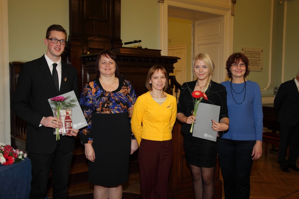 Austris Cīrulnieks (M.M.V. Petkevičs piemiņas stipendijas ieguvējs), Inguna Kondratjeva (Smiltenes ģimnāzijas matemātikas skolotāja, direktores vietniece metodiskajā darbā), Velga Mālkalne (Smiltenes ģimnāzijas direktore), Laura Vizule (M.M.V. Petkevičs piemiņas stipendijas ieguvēja), Ārija Viļuma (Smiltenes ģimnāzijas matemātikas skolotāja).
Autors: PUBLICITĀTES