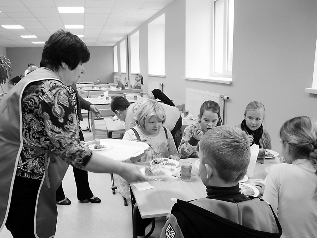 Valkas pamatskolas kapitāli izremontētajā ēdināšanas blokā turpmāk saimniekos vietējās sabiedriskās ēdināšanas uzņēmums SIA “Rozi”. Vakar uzņēmuma vadītāja Ruta Hommika palīdzēja izdalīt porcijas.     
Autors:  INGA KARPOVA