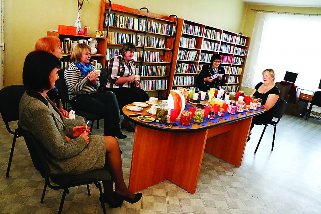 Bilskas ciemata bibliotēkā sapulcējās sievietes, kuras nav profesionālas pavāres, bet ir čaklas un izdomas bagātas saimnieces savā virtuvē. Galdā tiek likti ziemas interesantākie krājumi.                                                  
Autors:  SANTA SINKA