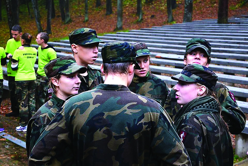 Jaunsargi brīvdienas pavada nometnē, lai izcīnītu tiesības piedalīties militārajā parādē 18. novembrī Rīgā.                                 
Autors: NO JAUNSARDZES ARHĪVA