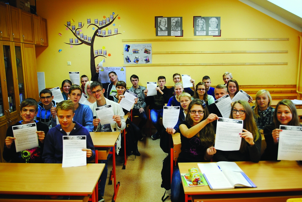 Laikraksta “Diena” rīkotajā konkursā “Kas notiek?” Vidzemē uzvarējusi Smiltenes Centra vidusskolas 9.b klase (attēlā -  ar savu audzinātāju Ivetu Šmulāni).                                                                                                                                                                                                                                         
Autors:  SANDRA PĒTERSONE