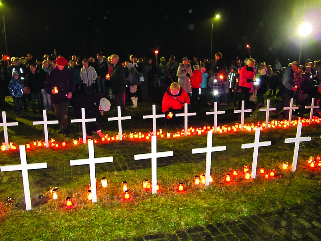 Gājienā uz Brāļu kapiem piedalījās necerēti daudz iedzīvotāju, vairāki bija paņēmuši līdzi bērnus. 

Autors:  AIVARS ZILBERS