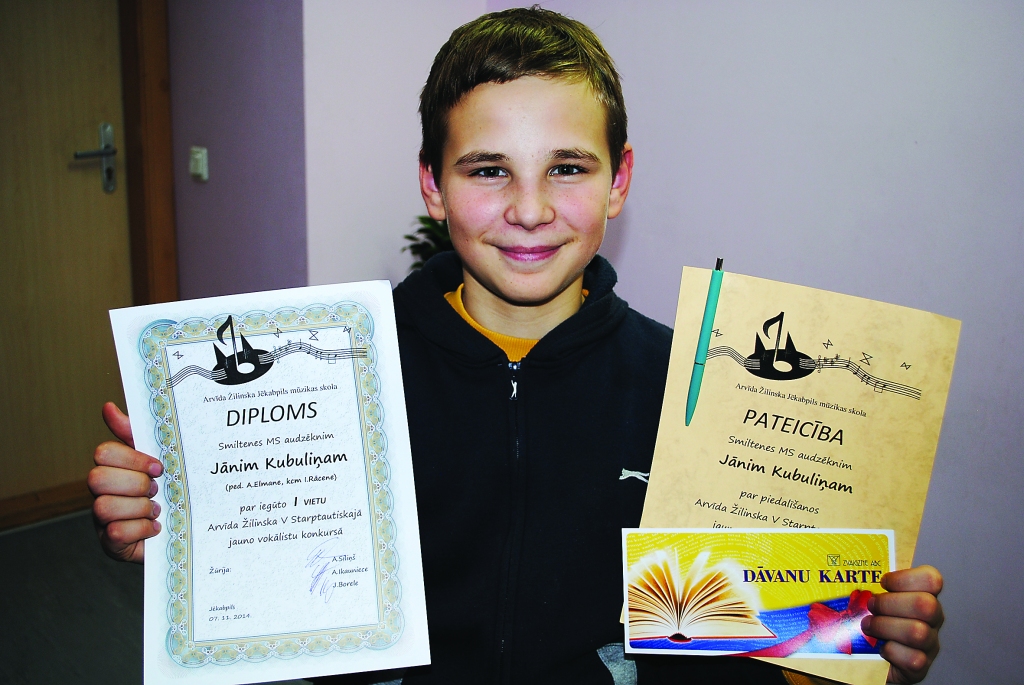Smiltenes mūzikas skolas audzēknis Jānis Kubuliņš priecājas gan par uzvaru starptautiskā konkursā, gan par dāvanu - izdevniecības “Zvaigzne ABC” dāvanu karti 10 eiro vērtībā.                                                           
Autors:  SANDRA PĒTERSONE
