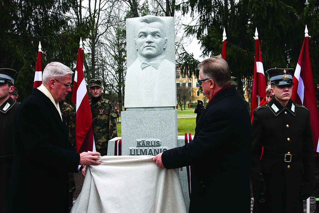 Krūšutēlu Kārlim Ulmanim atklāj Latvijas eksprezidenti Guntis Ulmanis un Valdis Zatlers, uzsverot, ka Valkai pienākas šī ceļazīme ceļā uz labāku valsti.
                                                                                                                                                                                                                                                         
Autors:  ALDIS DUBĻĀNS