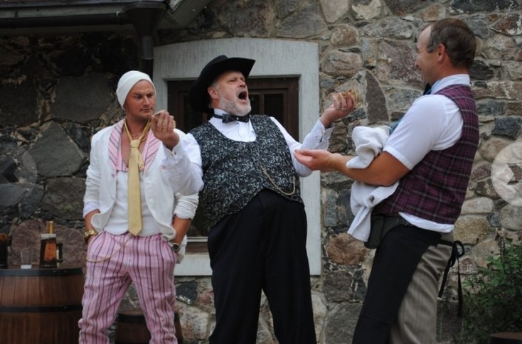 Skati pulksten 19.30 lielajā zālē noslēgs Smiltenes Tautas teātris (režisors Agris Māsēns) ar Annas Brigaderes lugu “Sievu kari ar Belcebulu”.