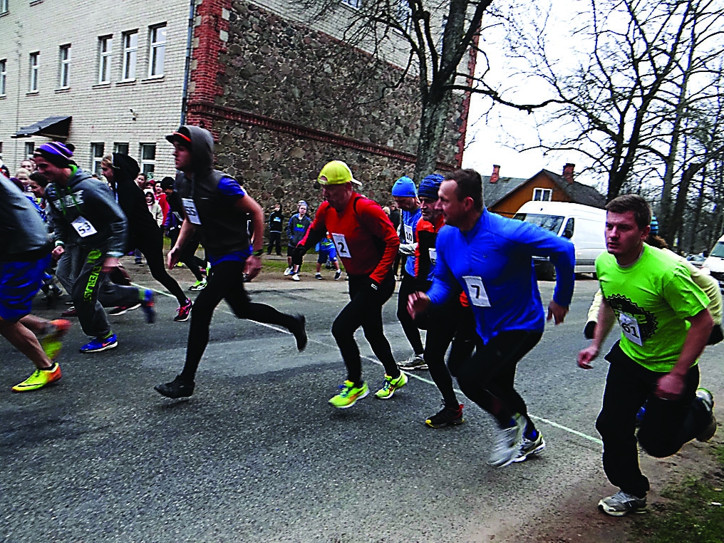 Kaut smidzināja smalks lietus un laiks kļuva aizvien nejaukāks, tas ne uz mirkli nelika sportistiem šaubīties par dalību skrējienā. 
Autors:  SANDRA PILSKALNE