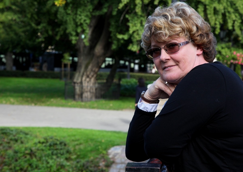 Dace Priede ir - mamma, aktrise, režisore, rakstniece, valodas (runas) konsultante. Viņas romāni - “Saule špagas asmenī”, “Kamenes uz stīgām”, “Mēnesstars pār jūru”, “Zirnekļa tīkls smilgās”, “Mēnesstars pār ezeru”, “Taurenis vientuļās debesīs” un “Pasakas mazam bērniņam” lasītājam liek no sirds izdzīvot varoņu priekus, sāpes un mīlestību. Tāpēc, ka Dace Priede pati ir tāda – cilvēcīga un tieša.