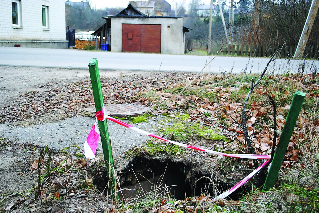 Šajā vietā Smiltenē gājējiem ir jābūt uzmanīgiem, jo aiz Mētras ielas pie skatakas iebrukusi zeme. It īpaši to vajadzētu ņemt vērā apkārtnē dzīvojošo bērnu vecākiem. 
Autors:  SANDRA PĒTRSONE