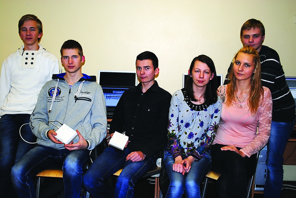 “MikroTik” akadēmijā Smiltenē skolēni jau iemācījušies konfigurēt rūterus. Zināšanas noderēs, ja studijas būs informācijas tehnoloģiju jomā. 

Autors:  SANDRA PĒTERSONE