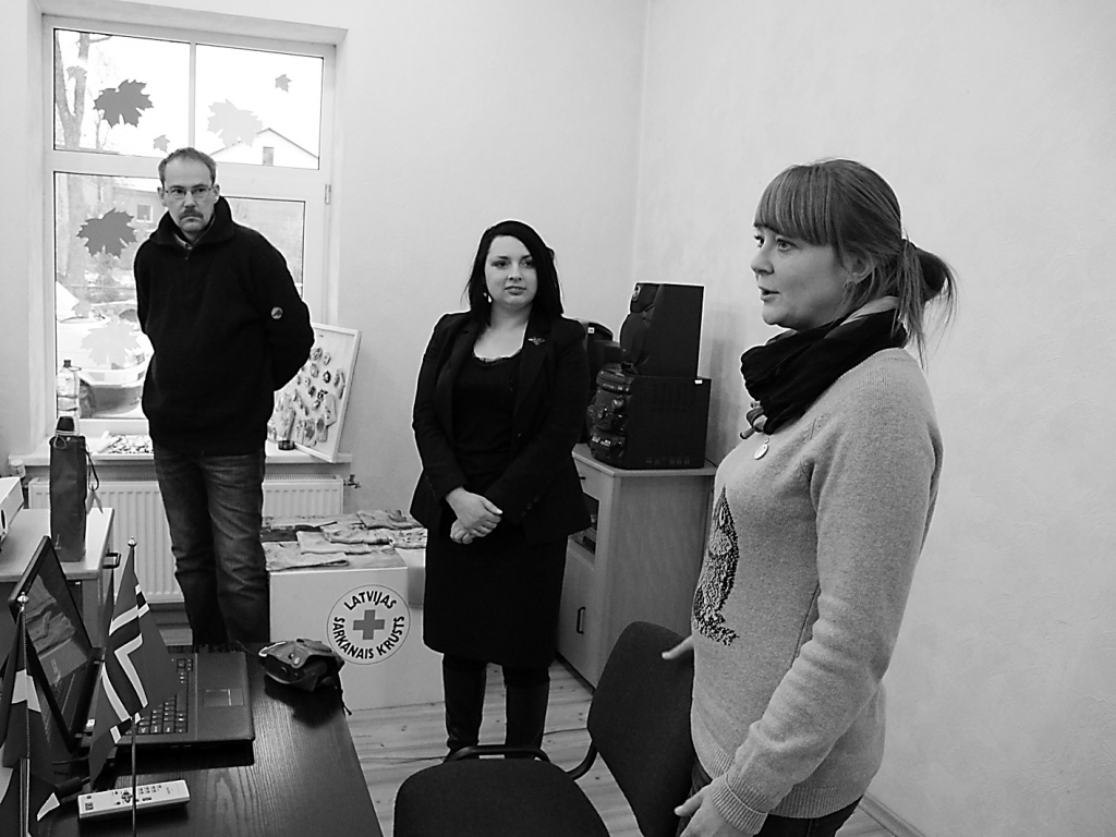 Norvēģijas Sarkanā Krusta darbiniece Elina Antonsena (pirmā no labās) ar brīvprātīgo Sveinu Arni Hansenu stāsta, ka Norvēģijā darbs apmēram tāds pats kā Latvijā, atšķiras tikai nianses.                                      
Autors:  AIVARS ZILBERS