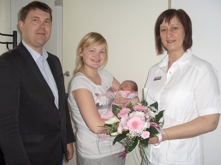 Jaundzimušā mazuļa māmiņa Sanita skolas un augstskolas gadus dzīvojusi Valmierā, bet tagad ir valcēniete. Māsiņu jau mājās gaida trīsarpus gadus vecais brālītis Rainers, kurš piedzimis kaimiņpilsētā Valgā. 
Autors: PUBLICITĀTES