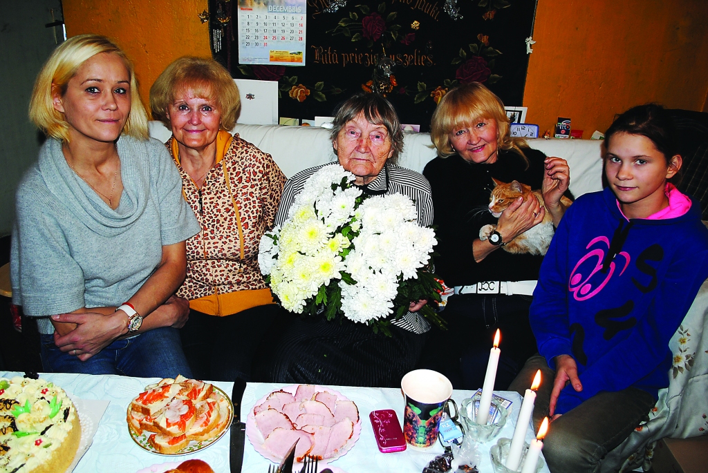 Jubilāri Alīdu Palsiņu (vidū) dzimšanas dienā apsveica arī tuvinieki: mazmeita Ilona Šakociņa (no kreisās), meitas Laura Bogdanova un Svetlana Kundziņa, un mazmazmeita Daniela Šakociņa.                             
Autors:  SANDRA PĒTERSONE