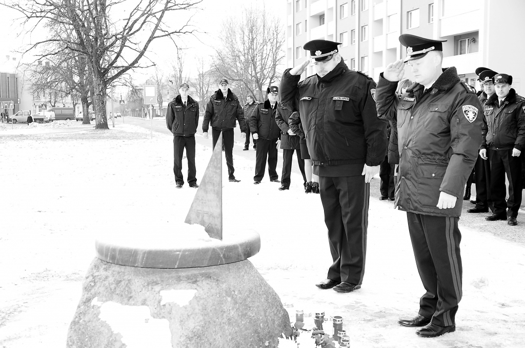 2002. gada maijā apšaudē dzīvību zaudējušo policistu Aigaru Kurpnieku godina Vidzemes reģiona pārvaldes priekšnieks Imants Mitrošenko un Valsts policijas Galvenās kārtības policijas pārvaldes priekšnieks Artis Velšs. 