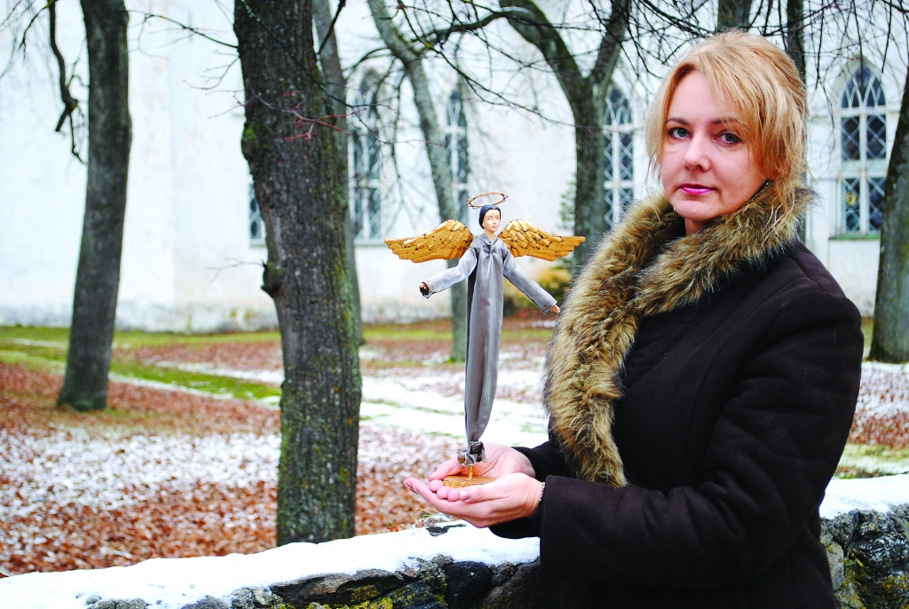 Adventes laikā eņģeļu enerģijas zemes vibrācijām esot tuvāk, nekā jebkad. Dzejnieces Marikas Svīķes dzīvē eņģeļi nozīmīgu vietu  ieņem jau gandrīz 20 gadus. “Nevar novēlēt katram sargeņģeli, jo viņš jau ir,” ar pārliecību saka Marika.                                                                                           
Autors:  SANDRA PĒTERSONE