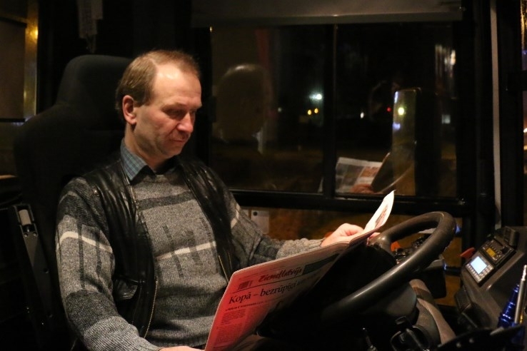 Autobusa vadītājs Andris Melbārdis “Ziemeļlatviju” lasa brīvajā laikā starp reisiem.  
Autors: SANTA SINKA