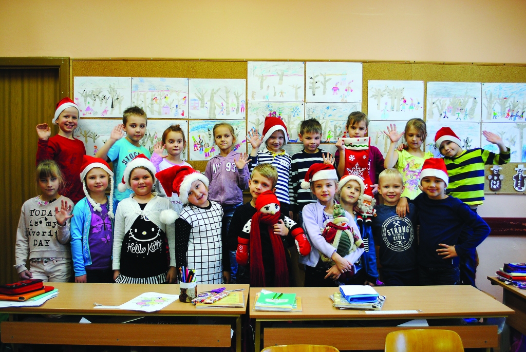 Smiltenes Trīs pakalnu sākumskolas 1.a klases skolēni ir uzrakstījuši vēstules Ziemassvētku vecītim, jo katru gadu tas spēj piepildīt visu pasaules bērnu vēlmes. Ar avīzes starpniecību pirmīši sūta sveicienus lielajam brīnumdarim.                                                                                                               
Autors:  SANTA SINKA