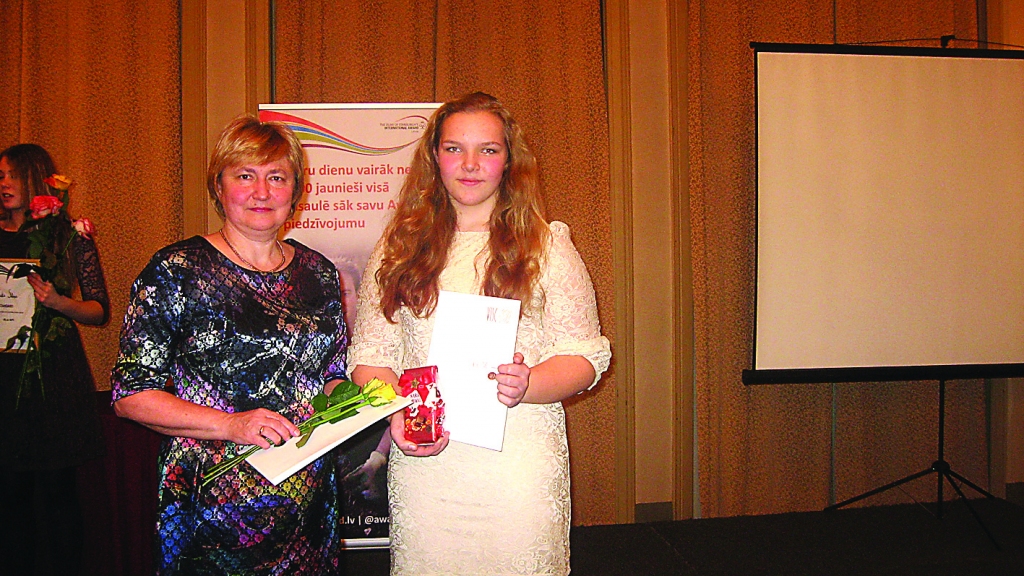 “Award” programmas dalībniece Alise Bašķe (no labās) savas programmas bronzas līmeņa darbus ir paveikusi. Programmu vada Tija Bērtiņa.  

Autors:  NO “MICES” ARHĪVA