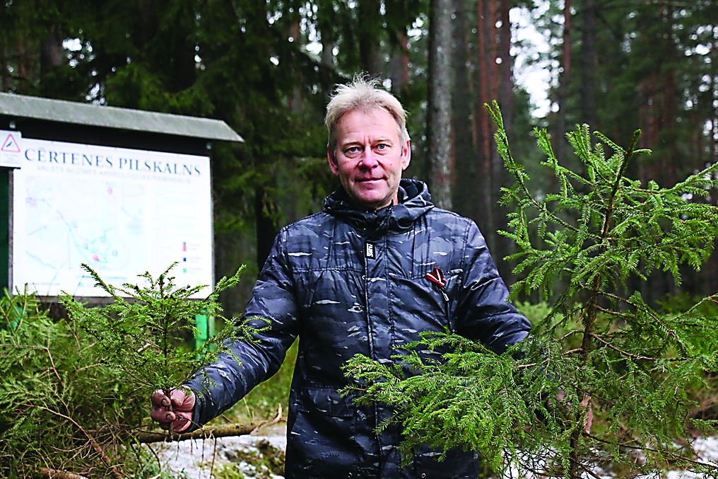 Smiltenietis Jānis Dinga aicina iedzīvotājus izmantot iespēju bez maksas paņemt eglītes un zarus, kas novietoti stāvlaukumā Smiltenē, Drandu ielas galā.                                                                                                         
Autors:   SANTA SINKA