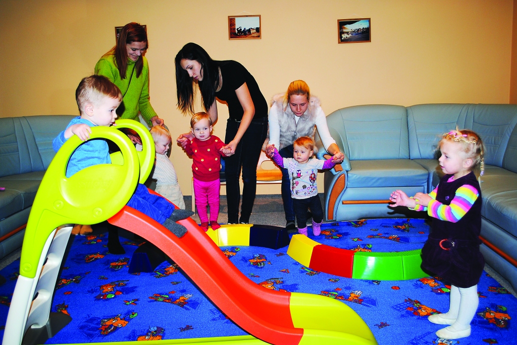 Šis slīdkalniņš un labirints ir tikai vieni no jaunumiem Smiltenes Bēbīšu skolā, kuras nodarbības mazuļi kopā ar vecākiem apmeklē bez maksas. Skoliņā šobrīd ir 15 audzēkņi.                                                                                                                                                                                                           
Autors:  SANDRA PĒTERSONE