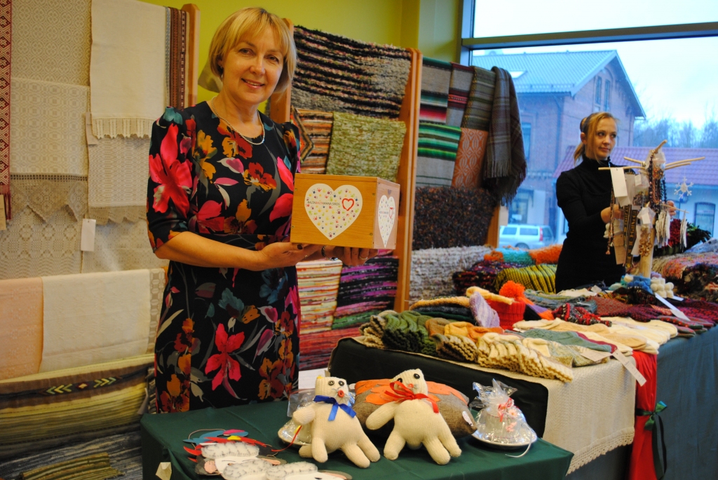  Attēlā: “Ziemassvētki ir labestības laiks. Palīdzēsim visi kopā!” Amatnieku parka apmeklētājus ziedot Smiltenes novada bērniem akcijā “Balta, balta mana sirds” aicina Smiltenes novada amatnieku biedrības “Stiķis” valdes locekle Iveta Purmale (no kreisās).  FOTO: SANDRA PĒTERSONE