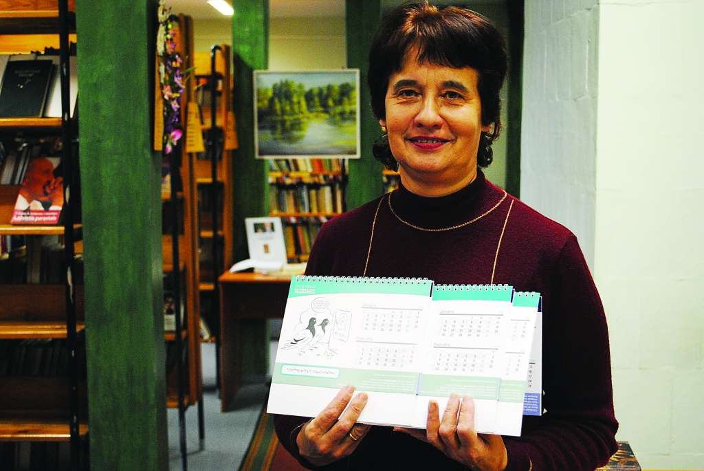 Tiesībsarga biroja sarūpētos bezmaksas galda kalendārus 2015.  gadam var saņemt arī Smiltenes novada bibliotēkā. “Cilvēku interese ir,” atzīst vecākā bibliotekāre Ilona Rozīte.                                                  
Autors:  SANDRA PĒTERSONE