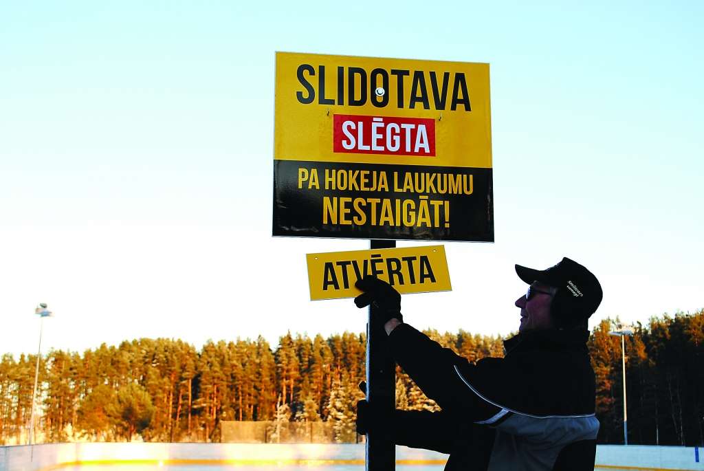 Lai radītu izpratni iedzīvotājos par slidotavas darbību Smiltenē pie Tepera ezera, šoziem smiltenietis Ilgvars Plētiens ir uzstādījis labi pamanāmu informatīvo zīmi, kura ar papildu plāksnēm “slēgta” vai “atvērta” vēsta par aktuālo.                                                                                               
Autors:  SANTA SINKA
