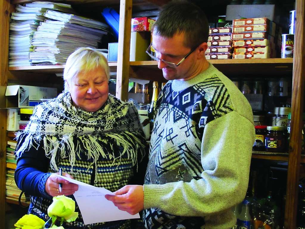 Valkas pārtikas veikala “Oļupe” vadītāja Ingai Bošai nesagādā īpašas problēmas sazināties ar kurlmēmo veikala darbinieku Edgaru Brižu . 

Autors:   INGA KARPOVA