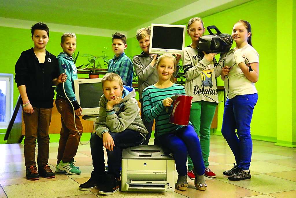 Smiltenes Trīs pakalnu sākumskolas 5.b klases skolēni rāda piemēru, kā saudzēt dabu, un aicina ikvienu iedzīvotāju darīt to pašu, nākamotrdien un trešdien skolā bez maksas nododot novecojušās elektroierīces.                                                                                                                                        
Autors:  SANTA SINKA