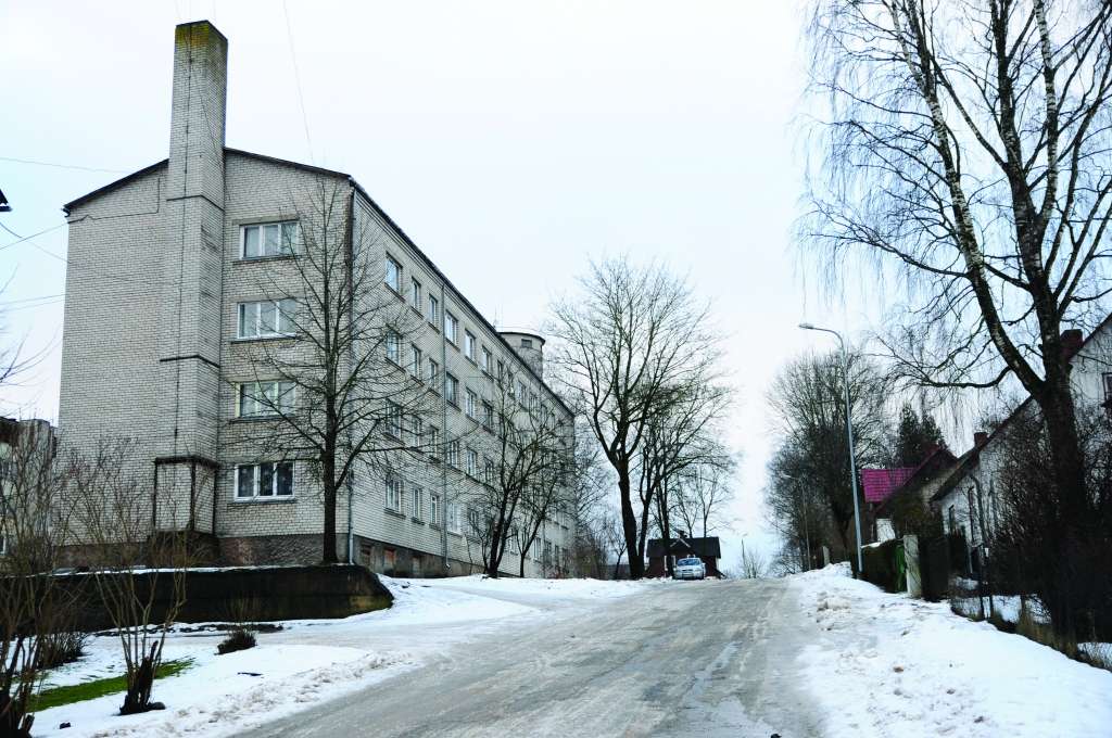 Kad kļūst siltāks un ledus mazliet pakūst, pārvēršoties “pļurā”, bet tiklīdz piesalst, viss kalns pie Merķeļa ielas 13. nama atkal būs vienā ledū.                                                                                                                                                                                       
Autors:  INGA KARPOVA 